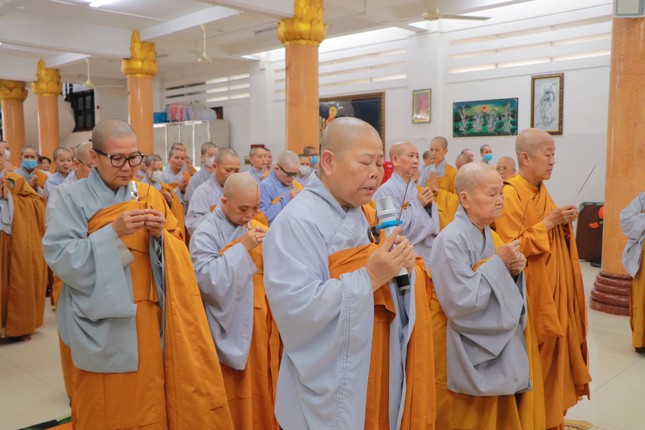 Ni trưởng Thích nữ Tịnh Nghiêm cùng chư Ni niêm hương Tam bảo tại trường hạ chùa Phổ Đức Ni trưởng Thích nữ Tịnh Nghiêm cùng chư Ni niêm hương Tam bảo tại trường hạ chùa Phổ Đức