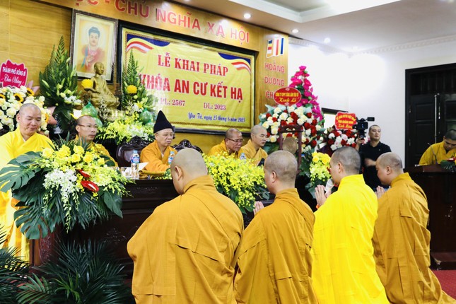 Các vị Tăng, Ni trẻ phát nguyện nghiêm trì giới luật trong ba tháng an cư