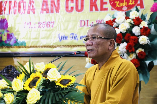 Thượng tọa Thích Đạo Hiển báo cáo công tác tổ chức khóa An cư kết hạ Phật lịch 2567