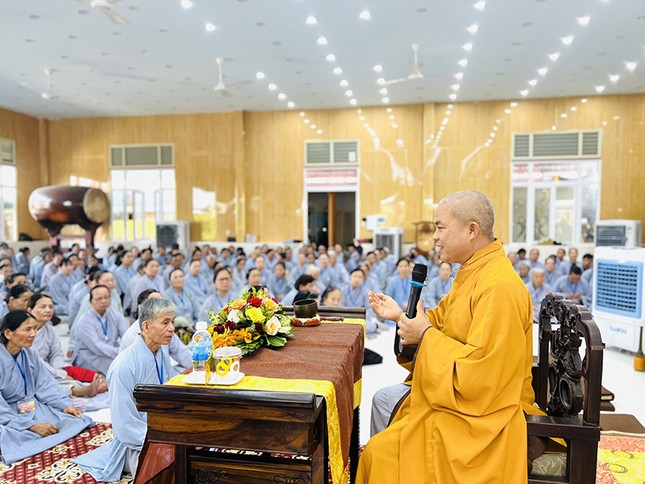 Đại đức Thích Thông Trường truyền giới đến Phật tử Đại đức Thích Thông Trường truyền giới đến Phật tử