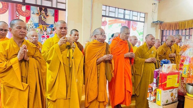 Chư tôn đức Tăng Ni đã thành kính tưởng niệm, tri ân công đức của Trưởng lão Hòa thượng cho đạo pháp, dân tộc