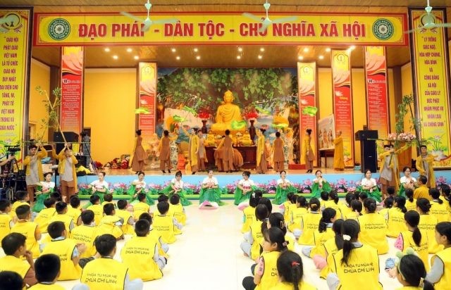 Hơn 900 em thanh thiếu niên tham gia khóa tu tại chùa Chí Linh Hơn 900 em thanh thiếu niên tham gia khóa tu tại chùa Chí Linh
