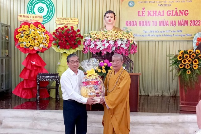 Ông Nguyễn Văn Triết tặng quà chúc mừng đến Hòa thượng Trích Trí Minh Ông Nguyễn Văn Triết tặng quà chúc mừng đến Hòa thượng Trích Trí Minh