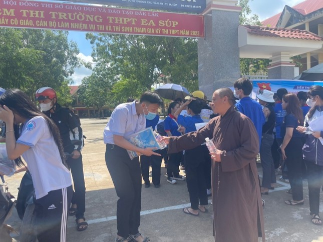 Tặng nước uống cho học sinh tham gia kỳ thi