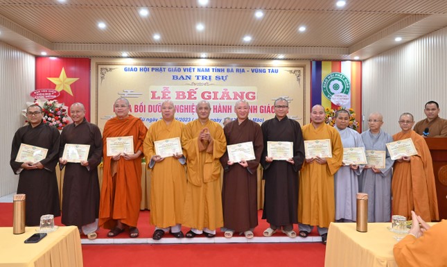 Hòa thượng Thích Huệ Thông trao Chứng nhận đến chư tôn đức tham dự khóa bồi dưỡng Hòa thượng Thích Huệ Thông trao Chứng nhận đến chư tôn đức tham dự khóa bồi dưỡng