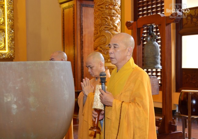 Sống tỉnh thức trong lời dạy của Đức Phật Sống tỉnh thức trong lời dạy của Đức Phật