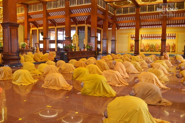 Chư Tăng Phật giáo TP.HCM chí thành đảnh lễ Tam bảo tại chánh điện Việt Nam Quốc Tự Chư Tăng Phật giáo TP.HCM chí thành đảnh lễ Tam bảo tại chánh điện Việt Nam Quốc Tự