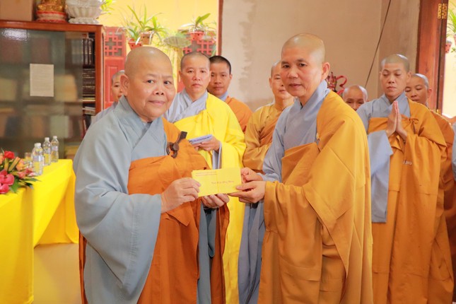 Ni trưởng Thích nữ Tịnh Nghiêm trao tịnh tài cúng dường đến đại diện Ban Chức sự trường hạ chùa Phước Quang