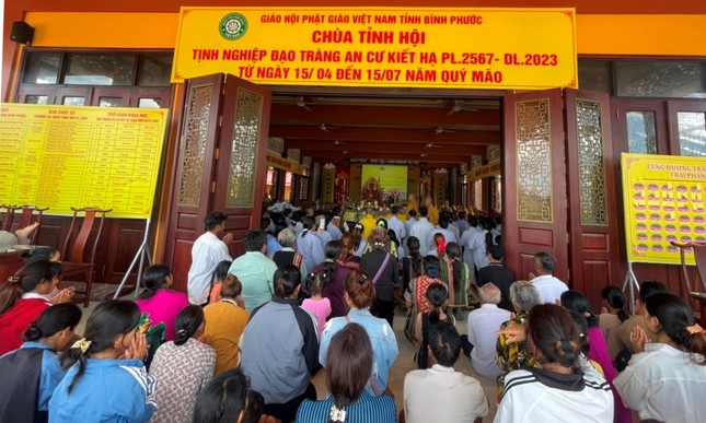 Đạo tràng Phật tử đồng bào dân tộc S&apos;Tiêng chùa Trúc Lâm cúng dường trai tăng đến trường hạ chùa Tỉnh Hội