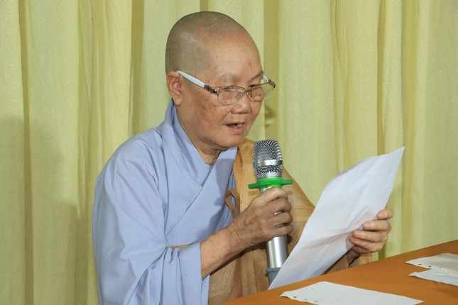 Ni sư Thích nữ Như Lực báo cáo công trình xây dựng chánh điện chùa Túy Trúc