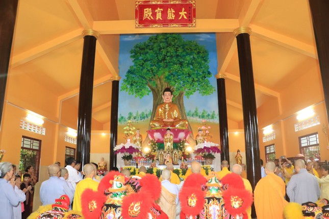 Chư tôn đức cử hành nghi thức dâng hương, đảnh lễ Tam bảo và sái tịnh lạc thành chùa Tuý Trúc