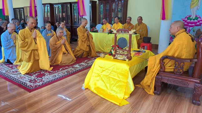 Đại diện Ban duy-na các trường hạ cung đối Hòa thượng Đường chủ tác bạch thỉnh pháp Đại diện Ban duy-na các trường hạ cung đối Hòa thượng Đường chủ tác bạch thỉnh pháp