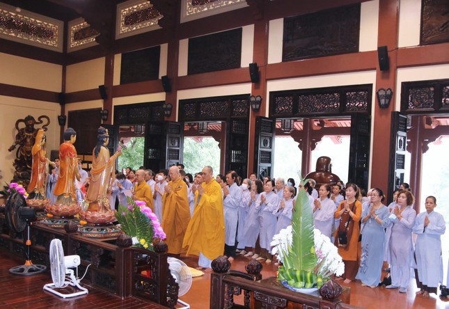 Niêm hương Tam bảo tại trường hạ chùa Huệ Nghiêm