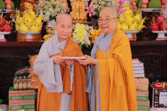 Ni trưởng Thích nữ Nhật Khương cúng dường tại trường hạ Tôn Vân, tỉnh Long An Ni trưởng Thích nữ Nhật Khương cúng dường tại trường hạ Tôn Vân, tỉnh Long An