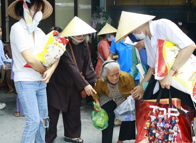 Thành viên Ban Từ thiện thiền viện Vạn Hạnh trao quà đến gia đình nghèo