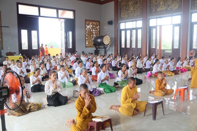 Phật tử người đồng bào Khmer đã tham dự khóa tại chánh điện chùa Tỉnh Hội