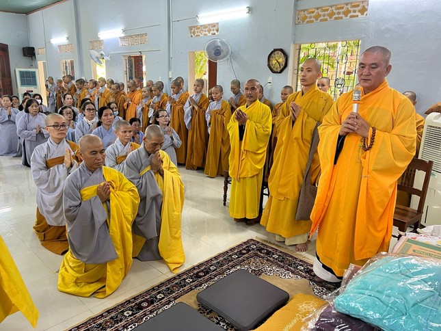 Thượng tọa Thích Quảng Huy thay mặt đoàn thăm hỏi, cúng dường trường hạ