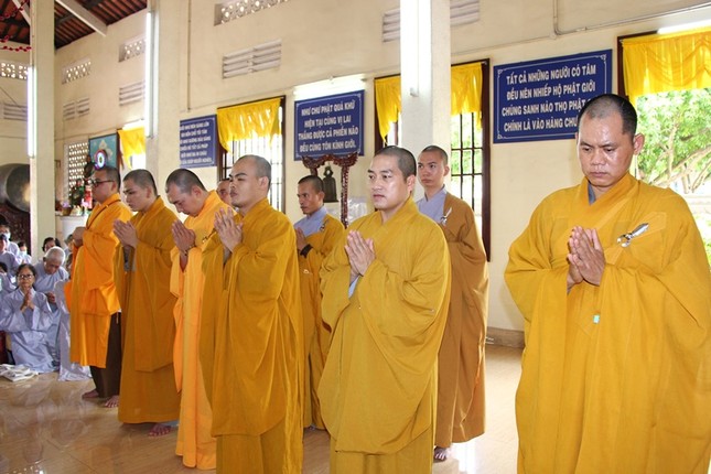 Chư tôn đức Ban Trị sự TP.Bến Tre tác bạch cúng dường nhân mùa An cư kiết hạ Chư tôn đức Ban Trị sự TP.Bến Tre tác bạch cúng dường nhân mùa An cư kiết hạ