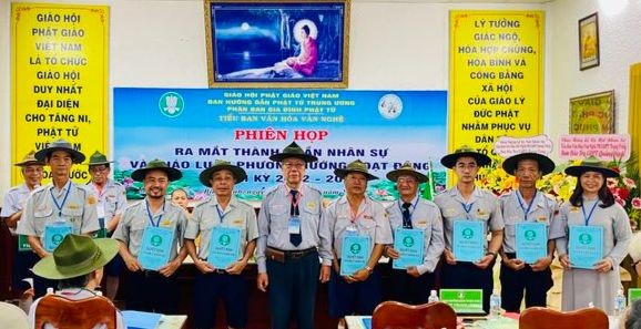 Huynh Trưởng cấp Dũng Tâm Giới - Phan Ngọc Thảo đã trao quyết định và huy hiệu của Tiểu ban đến toàn thể thành viên