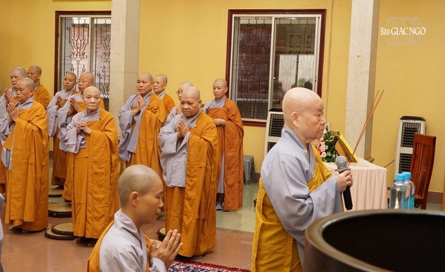 Tại lễ Bố-tát, Ni trưởng Thích nữ Như Xuân, Thiền chủ trường hạ đã niêm hương, bạch Phật, khai thị giới kinh Tại lễ Bố-tát, Ni trưởng Thích nữ Như Xuân, Thiền chủ trường hạ đã niêm hương, bạch Phật, khai thị giới kinh