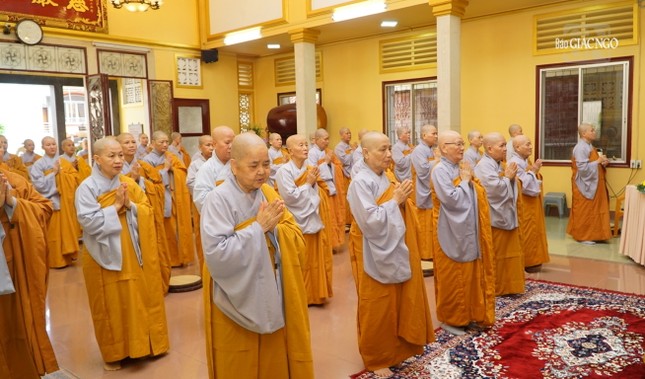 Đại chúng thành kính đảnh lễ Tam bảo Đại chúng thành kính đảnh lễ Tam bảo