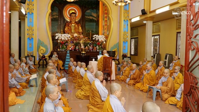 Giữa đại chúng, Ni sư Thích nữ Như Ngọc và Ni sư Thích nữ Như Tâm lần lượt đại vị thuyết giới Tỳ-kheo-ni và Bồ-tát. Giữa đại chúng, Ni sư Thích nữ Như Ngọc và Ni sư Thích nữ Như Tâm lần lượt đại vị thuyết giới Tỳ-kheo-ni và Bồ-tát.