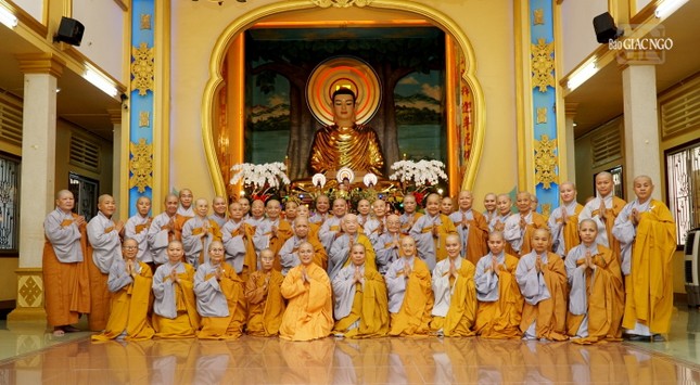 Một ngày an lành với sắc y thanh tịnh của đạo tràng