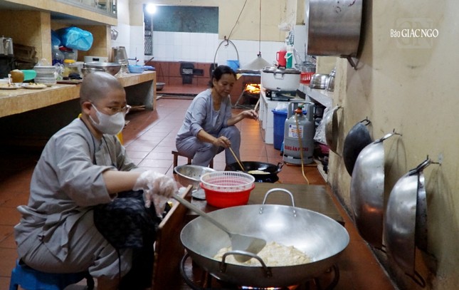 Hôm nay &quot;bếp trưởng&quot; chuẩn bị cho thực đơn đậu phụ sả ớt chuẩn vị của tổ đình