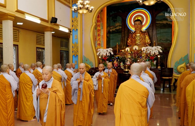 Đạo tràng thanh tịnh trong giờ kinh hành sau thời quá đường tại trường hạ