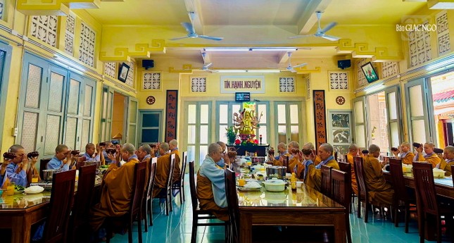 Đại chúng trong thời quá đường trang nghiêm tại tổ đình Từ Nghiêm