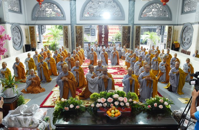 Chư Ni Phân ban Ni giới TP.HCM do Ni trưởng Thích nữ Từ Nhẫn làm trưởng đoàn niêm hương Tam bảo tại trường hạ chùa Kim Sơn Chư Ni Phân ban Ni giới TP.HCM do Ni trưởng Thích nữ Từ Nhẫn làm trưởng đoàn niêm hương Tam bảo tại trường hạ chùa Kim Sơn