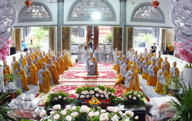 Đại diện chư hành giả trường hạ tổ đình Kim Sơn báo cáo chương trình tu học tại trường hạ Đại diện chư hành giả trường hạ tổ đình Kim Sơn báo cáo chương trình tu học tại trường hạ