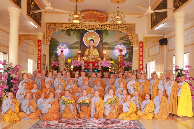 Chụp ảnh lưu niệm tại chùa Liên Hoa Chụp ảnh lưu niệm tại chùa Liên Hoa