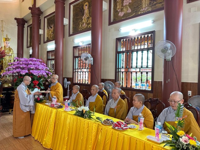 Ni trưởng Thích nữ Như Huệ trao cúng dường tại trường hạ chùa Pháp Quang Ni trưởng Thích nữ Như Huệ trao cúng dường tại trường hạ chùa Pháp Quang