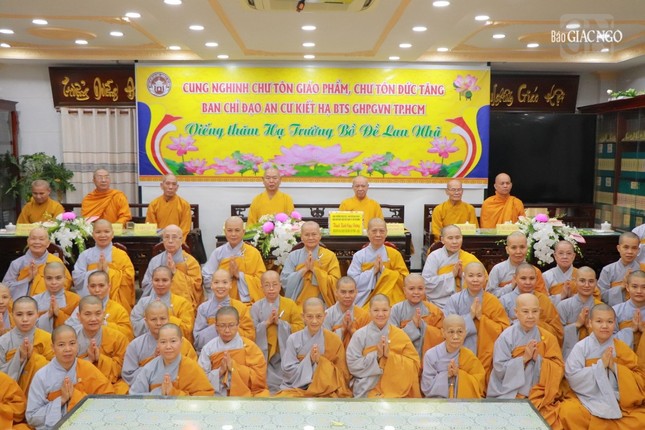 Chư tôn đức chụp ảnh lưu niệm cùng chư hành giả Ni trường hạ Bồ Đề Lan Nhã Chư tôn đức chụp ảnh lưu niệm cùng chư hành giả Ni trường hạ Bồ Đề Lan Nhã