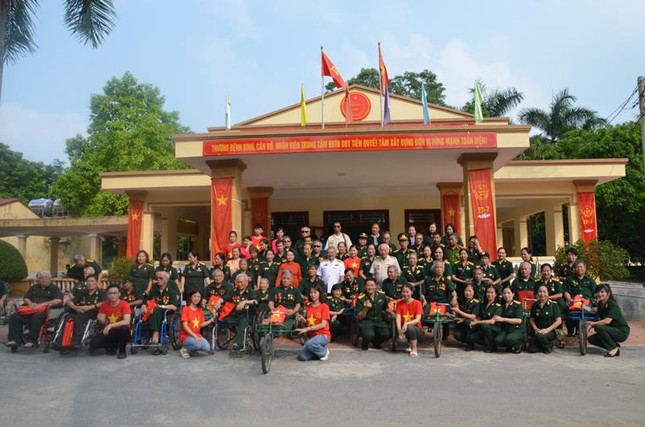 Đoàn chụp ảnh lưu niệm cùng thương binh tại Trung tâm Điều dưỡng Thương binh Duy Tiên Đoàn chụp ảnh lưu niệm cùng thương binh tại Trung tâm Điều dưỡng Thương binh Duy Tiên