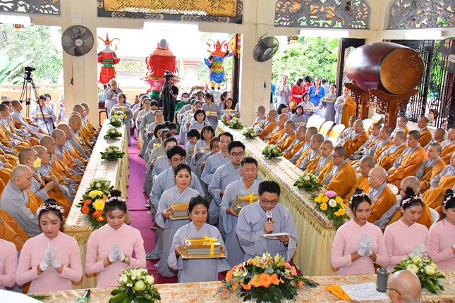 Phật tử tác bạch dâng ca-sa cúng dường Phật tử tác bạch dâng ca-sa cúng dường