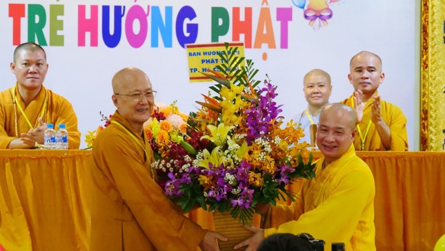 Hòa thượng Thích Chơn Không tặng hoa chúc mừng Hòa thượng Thích Chơn Không tặng hoa chúc mừng