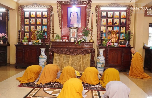 Đảnh lễ cố Ni trưởng Như Thanh, nguyên Vụ trưởng Ni bộ Bắc tông tại Tổ đường chùa Từ Nghiêm