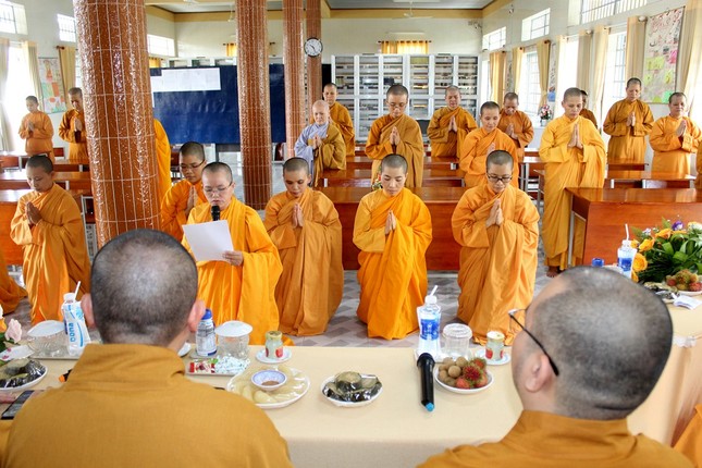 Đại diện hành giả báo cáo tình hình tu học đến chư tôn đức Đại diện hành giả báo cáo tình hình tu học đến chư tôn đức