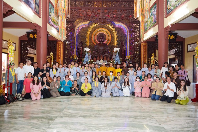 Đoàn Phật tử Hội Pháp Hoa Ấn Quang chụp ảnh lưu niệm - Ảnh: P.Đ