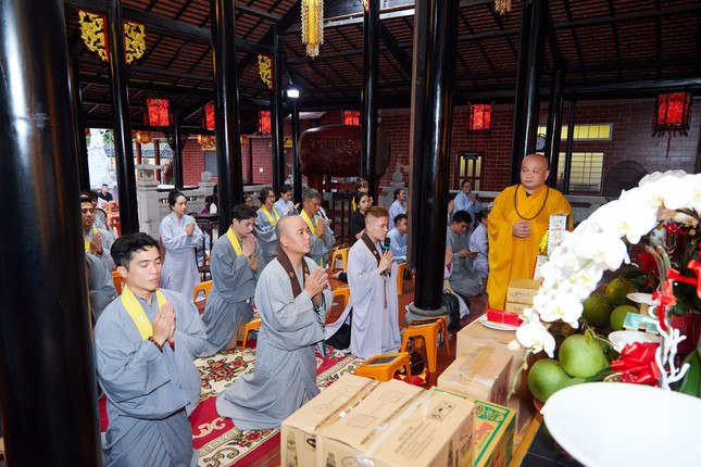 Đoàn Phật tử cúng dường tại chùa Bảo Tâm, tỉnh Bến Tre