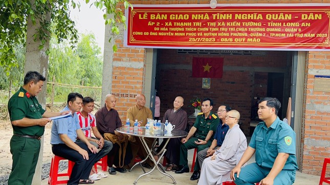 Đọc quyết định bàn giao căn nhà mới đến gia đình ông Long Đọc quyết định bàn giao căn nhà mới đến gia đình ông Long