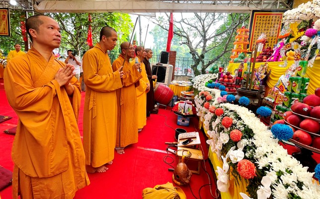 Chư tôn đức chính thức niêm hương bạch Phật, khai đàn cầu siêu anh linh các anh hùng liệt sĩ