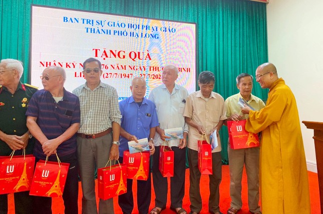 Ban Trị sự GHPGVN TP.Hạ Long trao 50 phần quà tặng cho 50 đối tượng chính sách