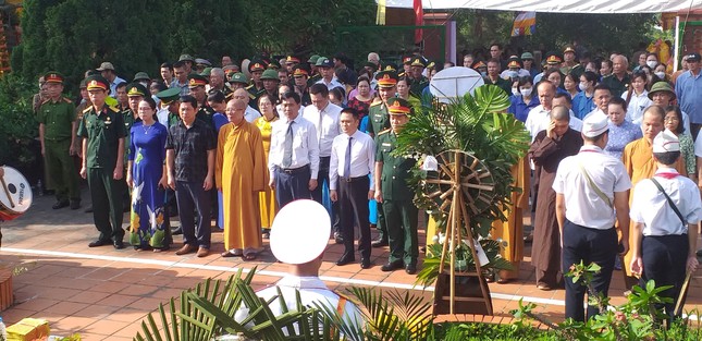 Lãnh đạo các cơ quan tỉnh, TP.Hạ Long, Ban Trị sự Phật giáo tỉnh tưởng niệm các liệt sĩ