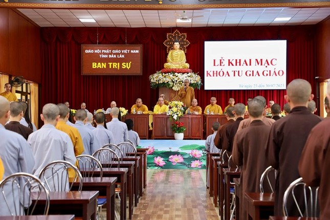 Hòa thượng Thích Châu Quang sách tấn đến khóa sinh