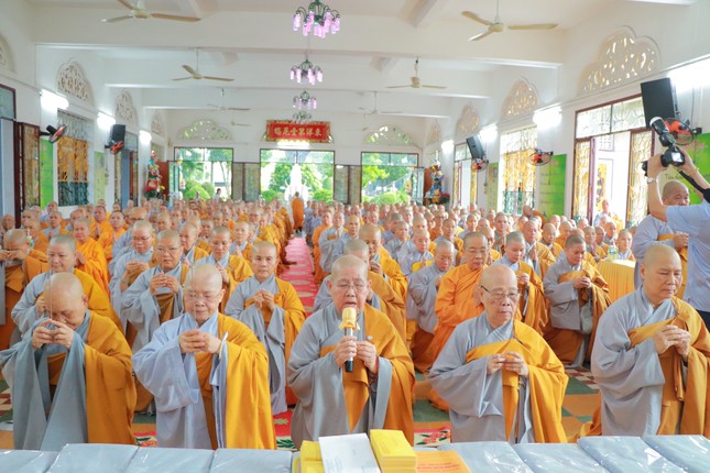 Niêm hương Tam bảo tại Ni viện Thiện Hòa