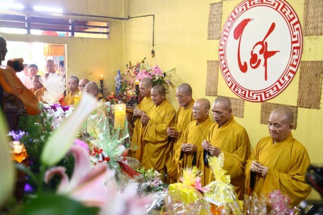 Chư tôn đức niêm hương tưởng niệm Tổ khai sơn chùa Pháp Thạnh Chư tôn đức niêm hương tưởng niệm Tổ khai sơn chùa Pháp Thạnh