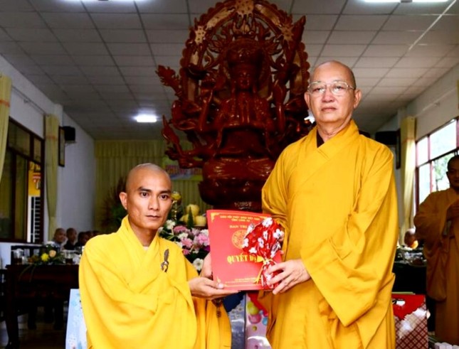 Thượng tọa Thích Quảng Tâm trao quyết định bổ nhiệm trụ trì chùa Pháp Thạnh đến Đại đức Thích Trung Trí Thượng tọa Thích Quảng Tâm trao quyết định bổ nhiệm trụ trì chùa Pháp Thạnh đến Đại đức Thích Trung Trí